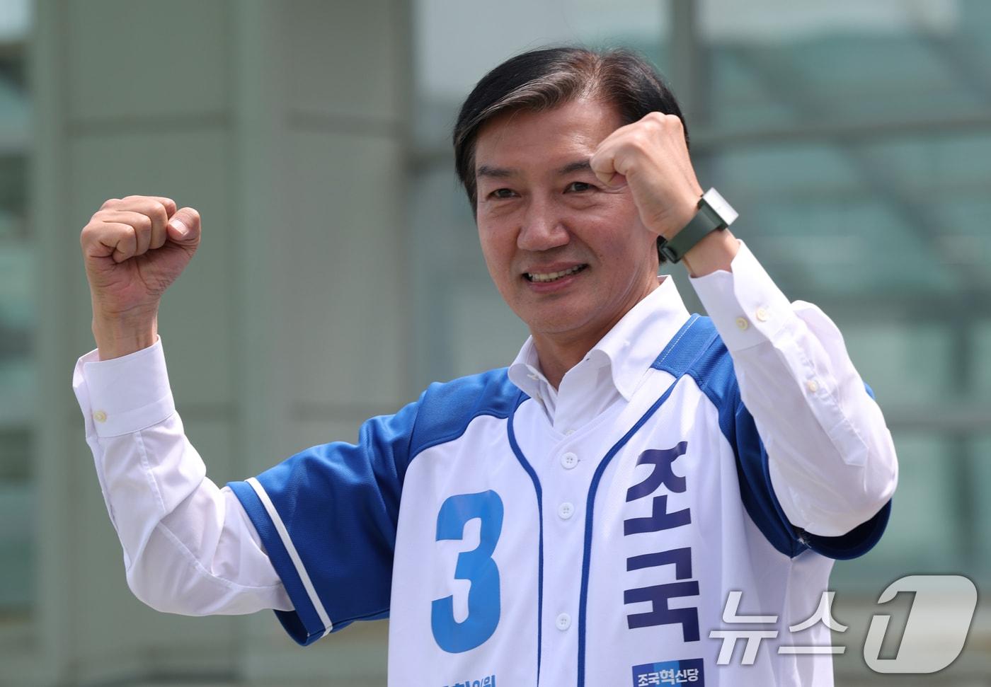 본문 이미지 - 조국 조국혁신당 경기 팽택시을 국회의원 후보가 2일 경기 평택시 안중읍 일대에서 시민들에게 지지를 호소하고 있다. 2026.6.2 ⓒ 뉴스1 김영운 기자