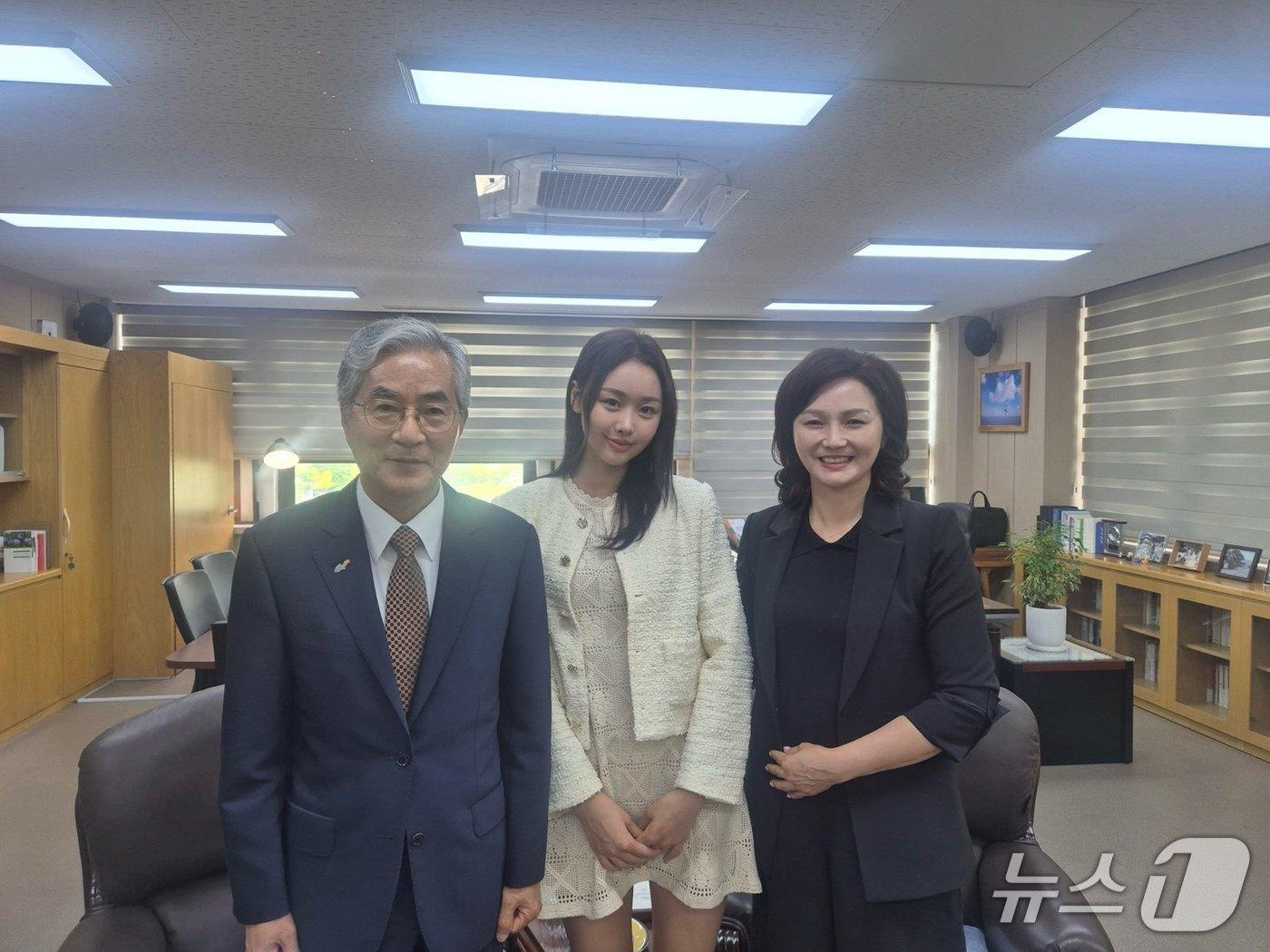 본문 이미지 - 미스코리아 경남 선 수상자인 서여은 씨(가운데)가 지난 1일 경남교육청 교육감 집무실에서 아이 좋아 통장사업 후원금 100만 원을 기탁했다.(경남교육청 제공. 재판매 및 DB금지)