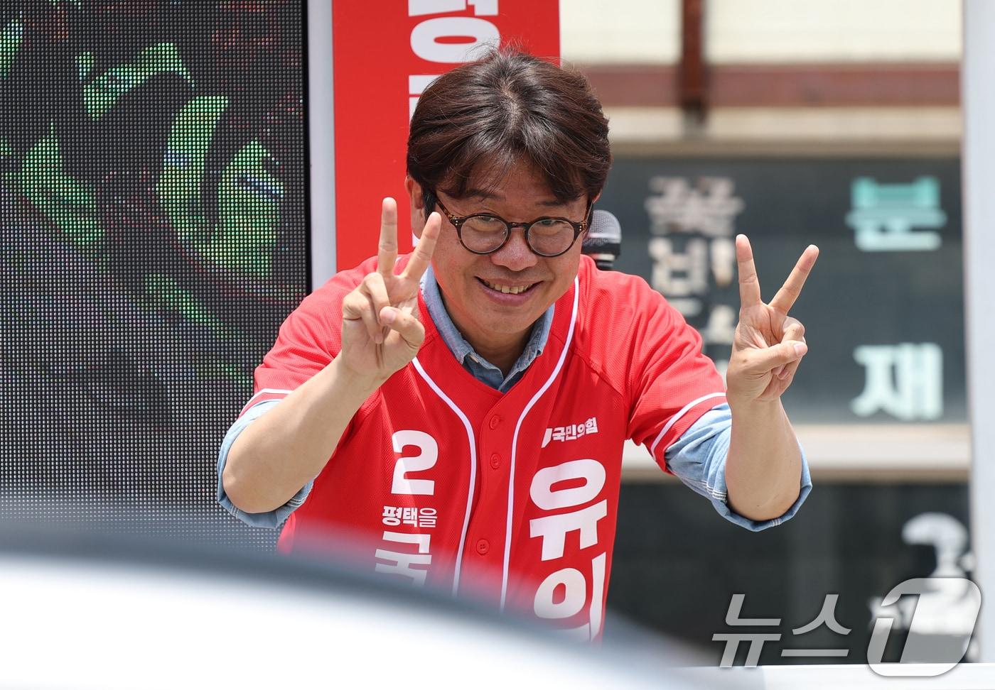 본문 이미지 - 유의동 국민의힘 경기 팽택시을 국회의원 후보가 2일 경기 평택시 안중읍 일대에서 시민들에게 지지를 호소하고 있다. 2026.6.2 ⓒ 뉴스1 김영운 기자
