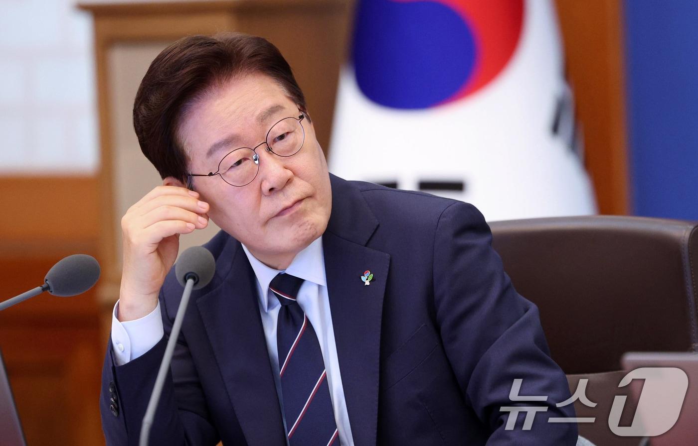 본문 이미지 - 이재명 대통령이 2일 청와대에서 열린 국무회의 겸 비상경제점검회의에서 부처별 보고를 받고 있다. (청와대통신사진기자단) 2026.6.2 ⓒ 뉴스1 허경 기자