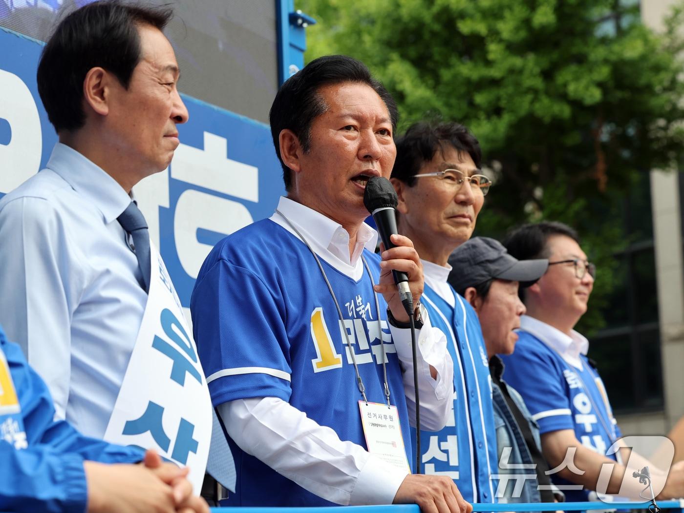본문 이미지 - 정청래 더불어민주당 대표가 2일 오후 강원 영월군 단종로에서 유권자들에게 지지를 호소하고 있다. 2026.6.2 ⓒ 뉴스1 황기선 기자