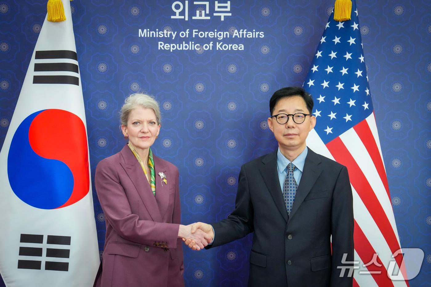 본문 이미지 - 박윤주 외교부 1차관과 앨리슨 후커 미 국무부 차관이 2일 외교부 청사에서 만나 핵추진잠수함 건조와 한미 원자력협정 개정 등 조인트 팩트시트(공동설명자료) 안보 분야 후속 협의체 첫 회의를 개최했다.(외교부 제공)