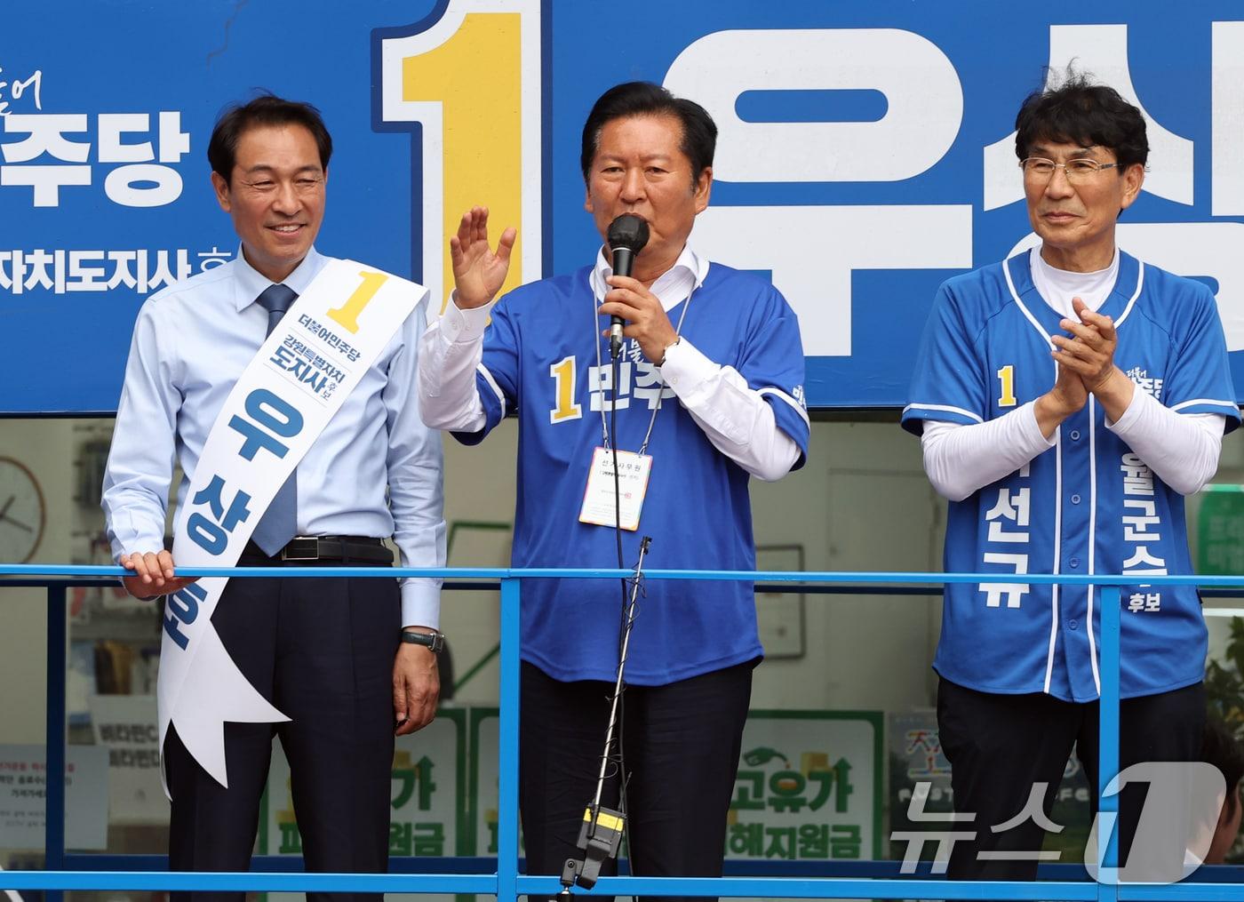 본문 이미지 - 정청래 더불어민주당 대표가 2일 오후 강원 영월군 단종로에서 유권자들에게 지지를 호소하고 있다. 2026.6.2 ⓒ 뉴스1 황기선 기자