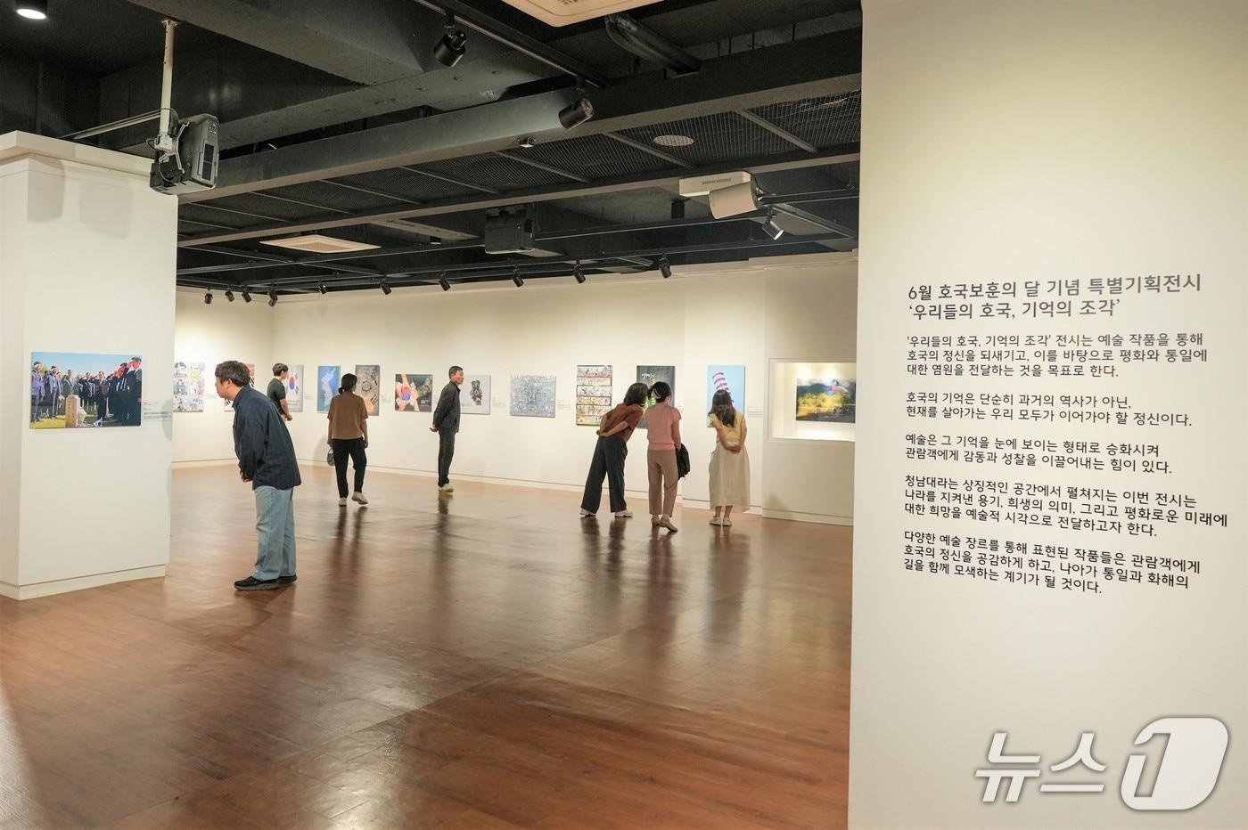 본문 이미지 - 육군이 6월 호국보훈의 달을 맞아 충북 청주 청남대 기념관에서 '우리들의 호국 ,기억의 조각'이라는 주제로 대한민국 호국미술대전 역대 수상작 특별전을 열었다. 2026.6.2./ⓒ 뉴스1(육군 제공)