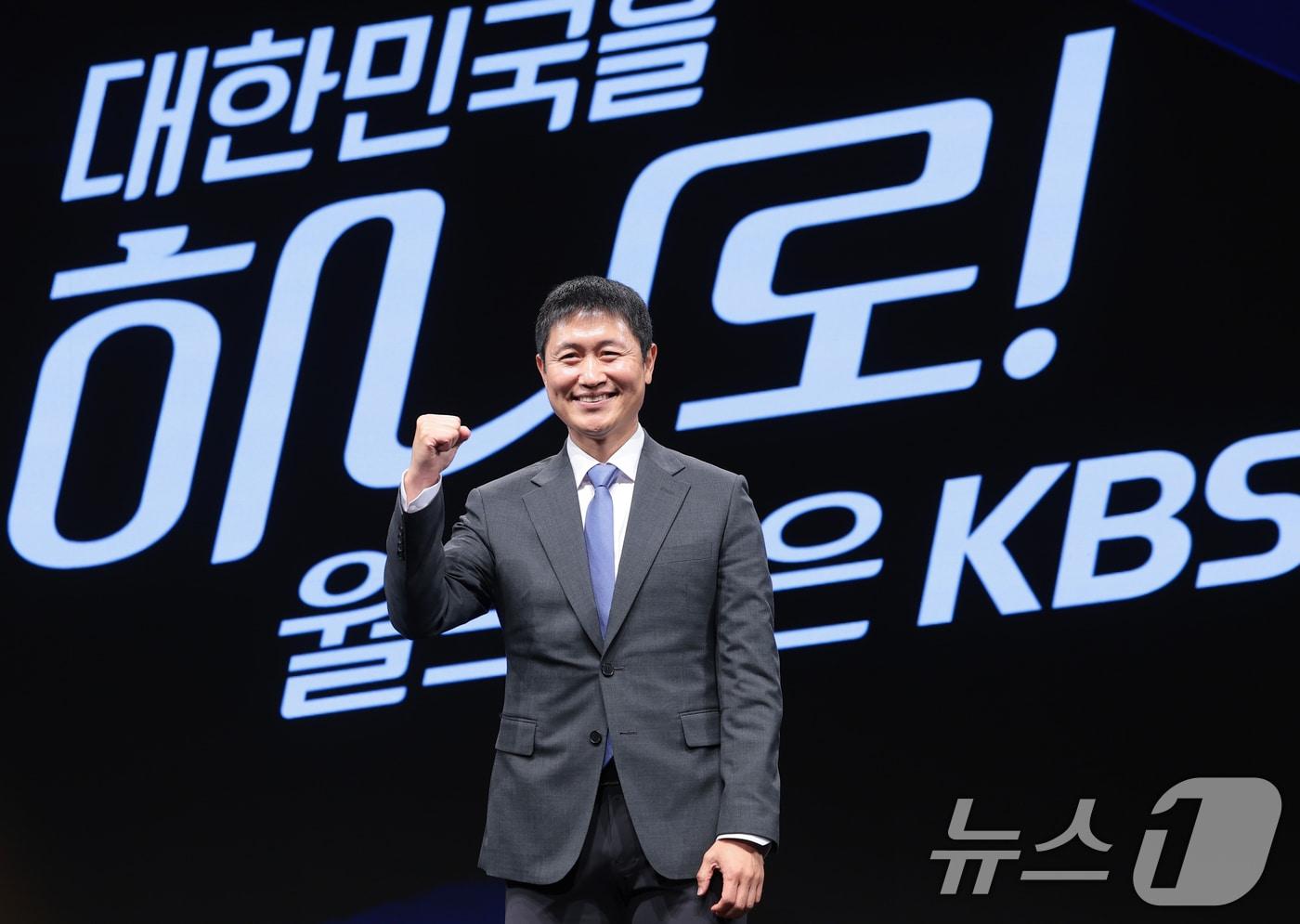 본문 이미지 - 이영표 해설위원이 2일 서울 여의도 KBS 아트홀에서 열린 'KBS 2026 FIFA 북중미 월드컵' 제작발표회에 참석해 포즈를 취하고 있다. 2026.6.2 ⓒ 뉴스1 권현진 기자