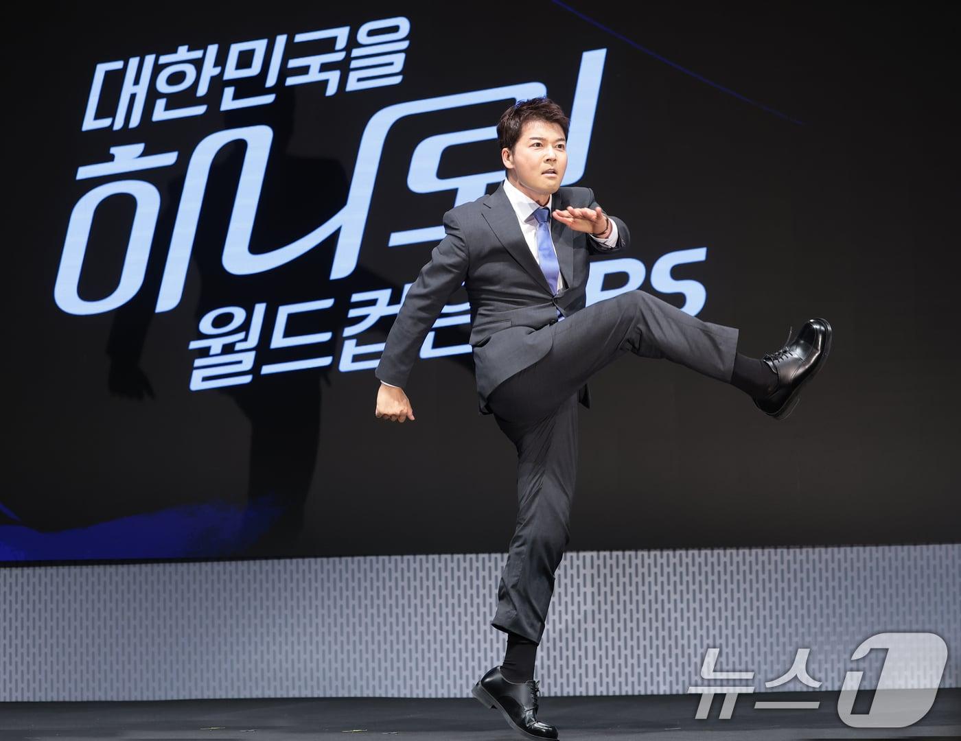 본문 이미지 - 캐스터 전현무가 2일 서울 여의도 KBS 아트홀에서 열린 'KBS 2026 FIFA 북중미 월드컵' 제작발표회에 참석해 포즈를 취하고 있다. 2026.6.2 ⓒ 뉴스1 권현진 기자