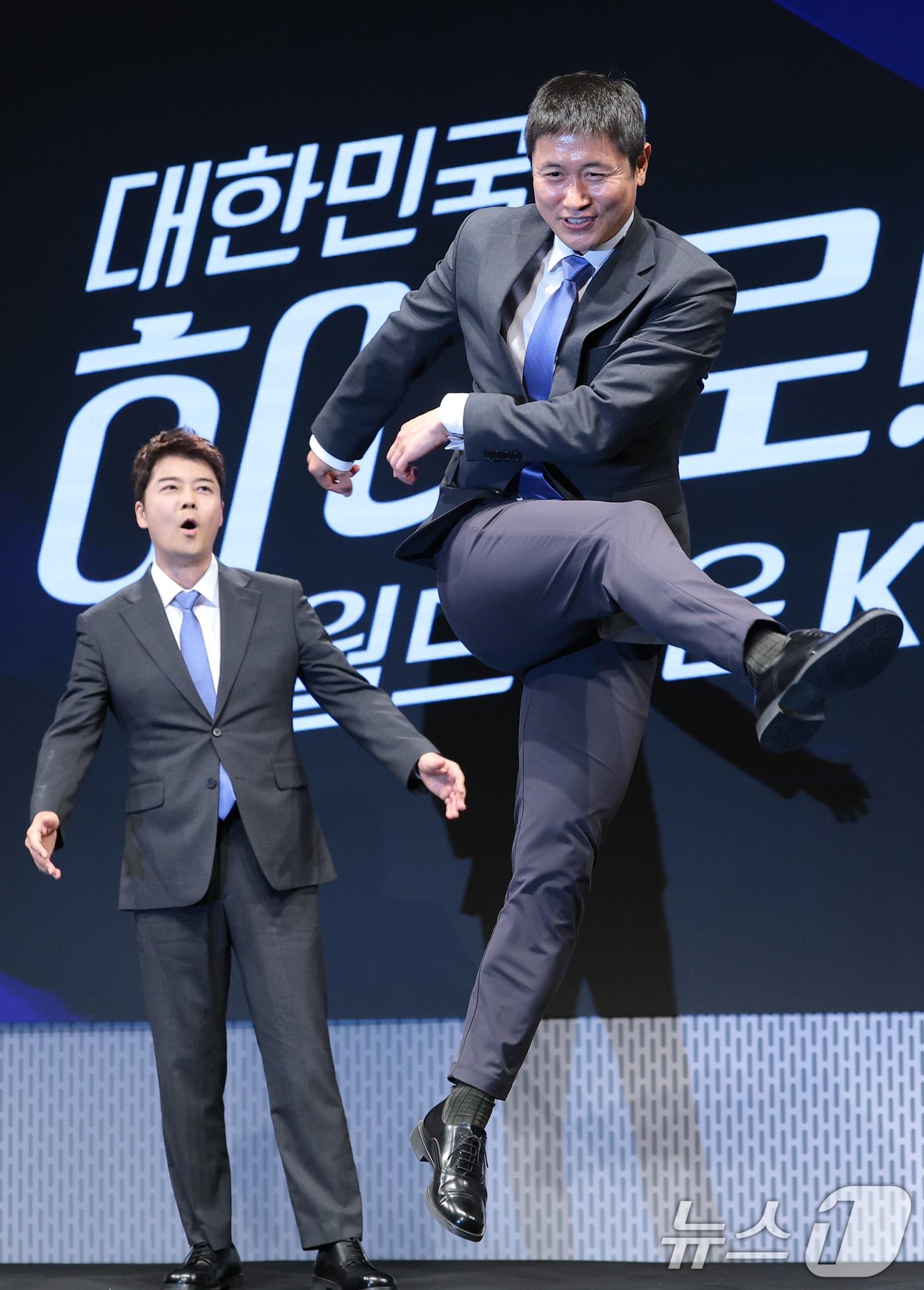 본문 이미지 - 이영표 해설위원(오른쪽)이 2일 서울 여의도 KBS 아트홀에서 열린 'KBS 2026 FIFA 북중미 월드컵' 제작발표회에 참석해 골 세리머니를 선보이고 있다. 2026.6.2 ⓒ 뉴스1 권현진 기자