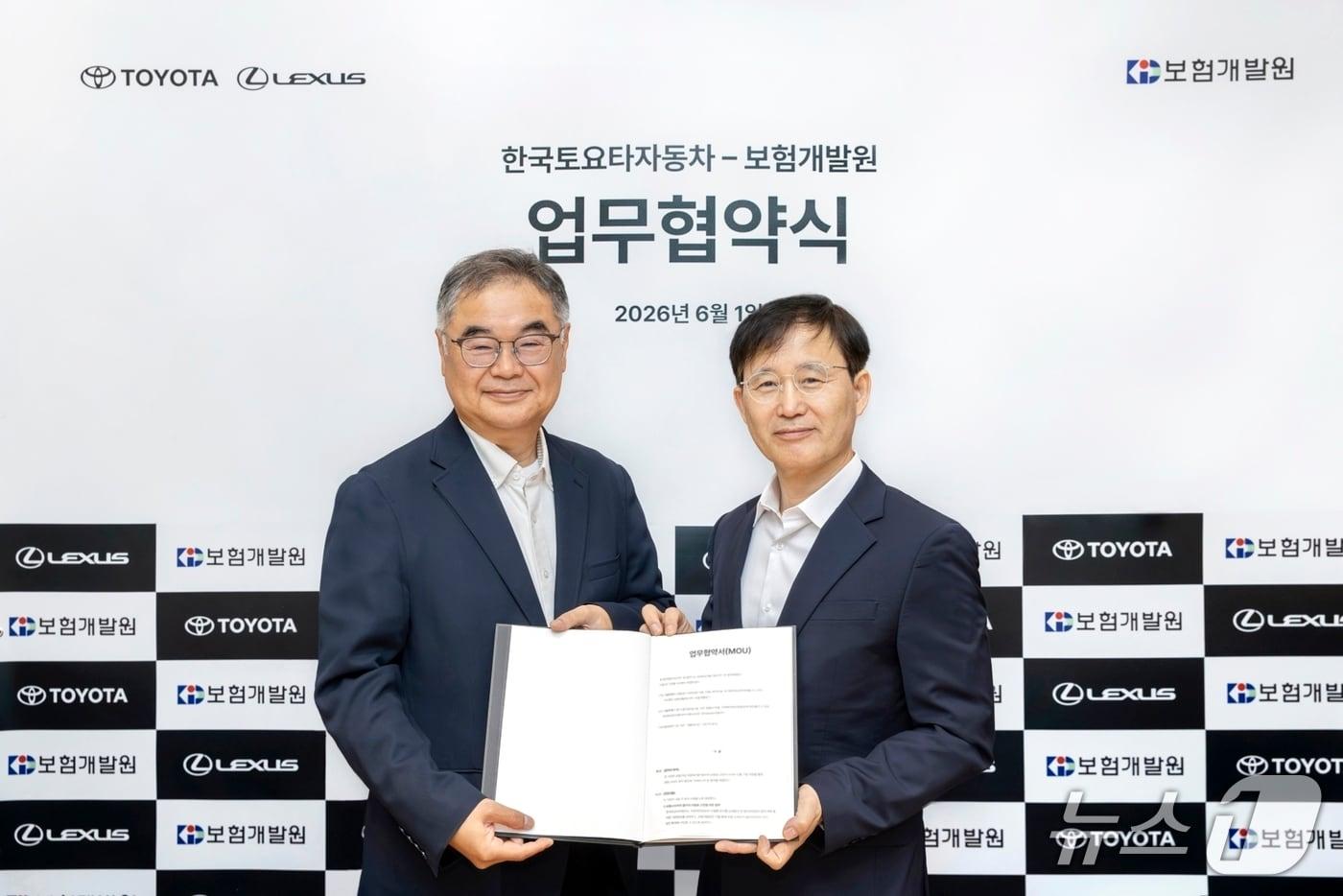 본문 이미지 - 콘야마 마나부 한국토요타자동차 사장(왼쪽)과 박진호 보험개발원 부원장이 1일 서울 중구 한국토요타자동차 본사에서 첨단안전장치 할인특약 간편 가입을 위한 업무협약(MOU)을 체결한 뒤 기념 사진을 촬영한 모습(한국토요타자동차 제공). 2026.6.1.