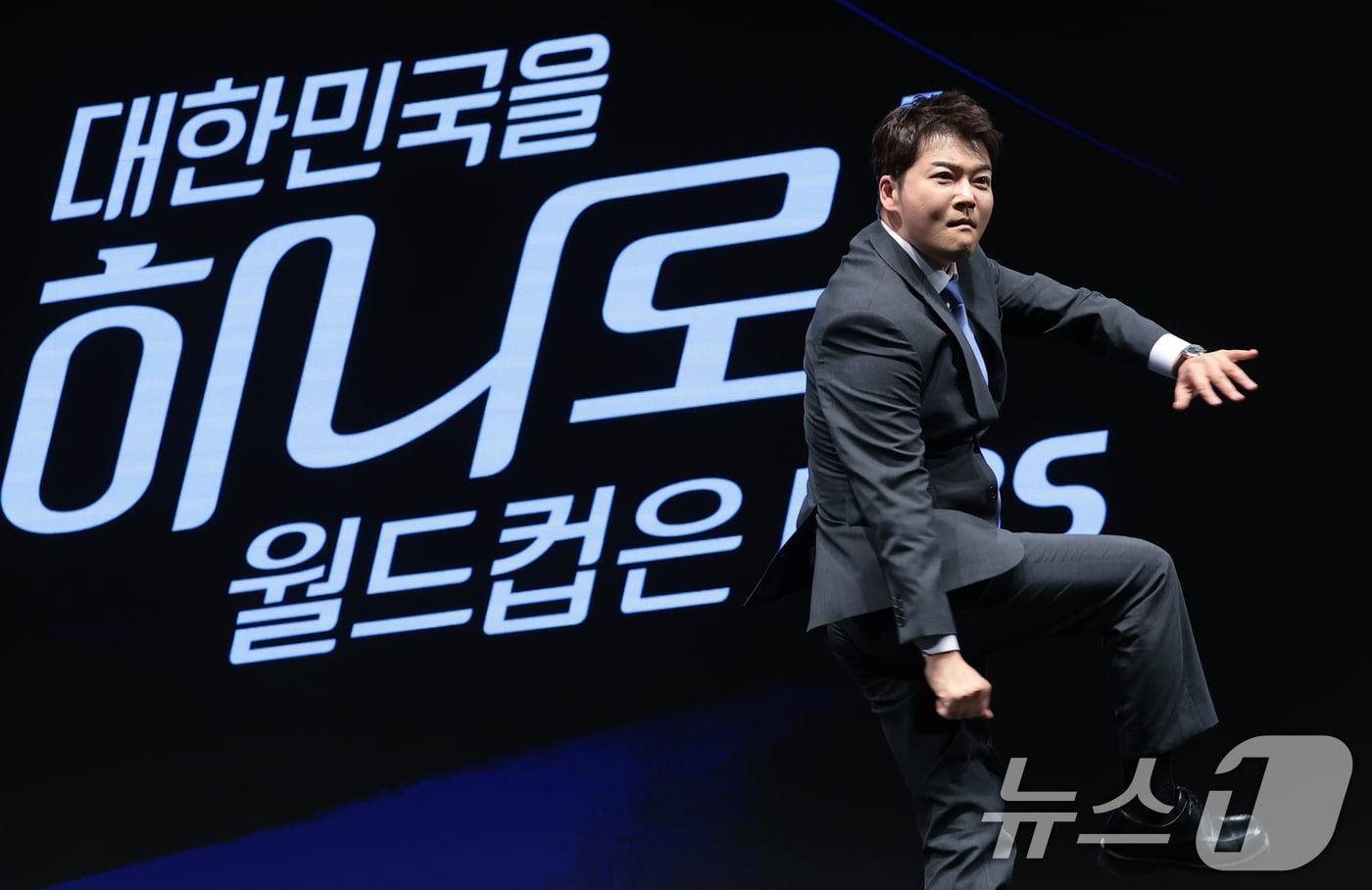 본문 이미지 - 캐스터 전현무가 2일 서울 여의도 KBS 아트홀에서 열린 'KBS 2026 FIFA 북중미 월드컵' 제작발표회에 참석해 포즈를 취하고 있다. 2026.6.2 ⓒ 뉴스1 권현진 기자