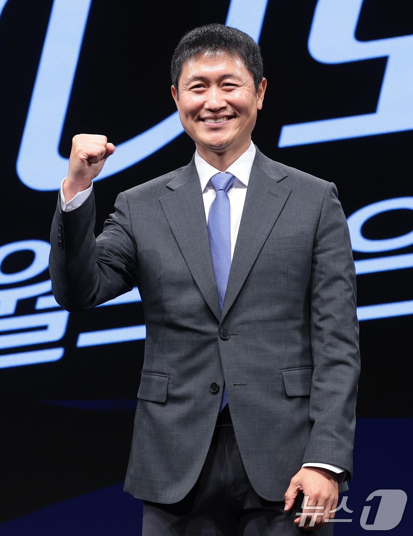 본문 이미지 - 이영표 해설위원이 2일 서울 여의도 KBS 아트홀에서 열린 'KBS 2026 FIFA 북중미 월드컵' 제작발표회에 참석해 포즈를 취하고 있다. 2026.6.2 ⓒ 뉴스1 권현진 기자