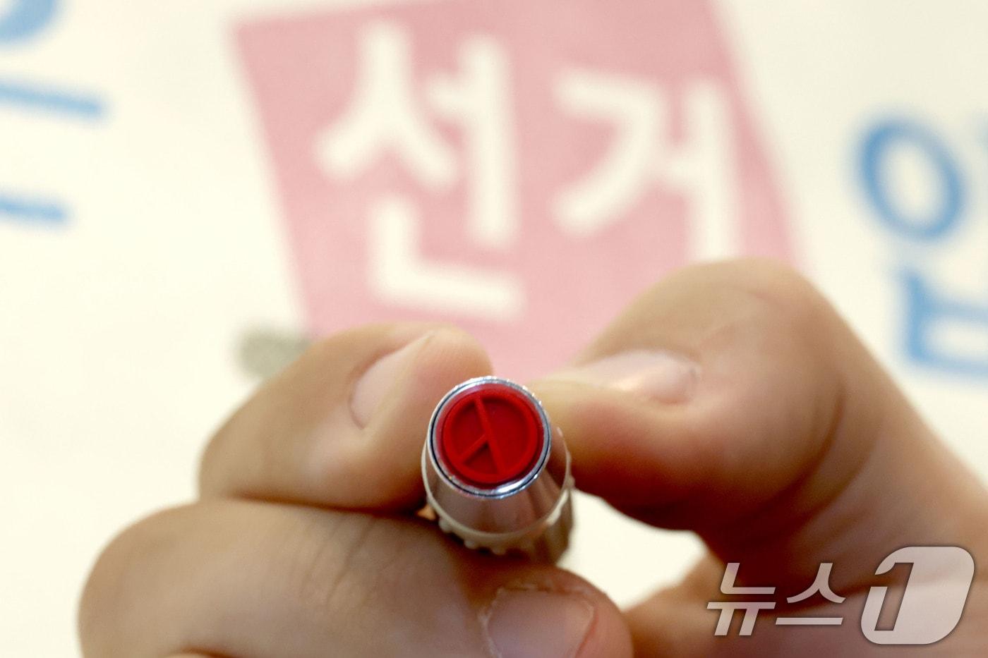 본문 이미지 - 제9회 전국동시지방선거를 하루 앞둔 2일 오후 서울 성북구 안암동주민센터에 마련된 투표소에서 관계자가 기표용구를 들어보이고 있다. 2026.6.2 ⓒ 뉴스1 이광호 기자