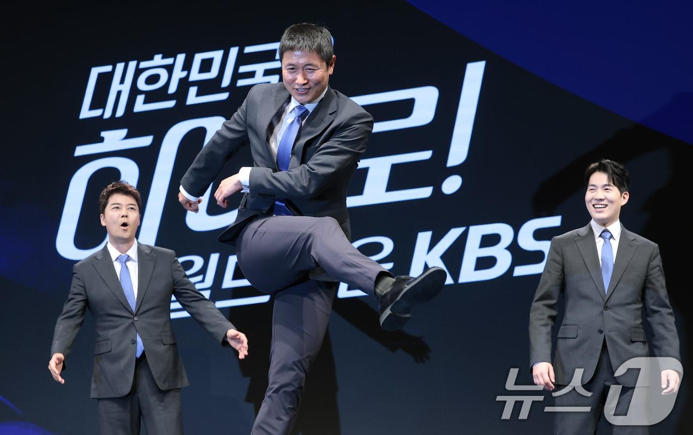 본문 이미지 - 이영표 해설위원(가운데)이 2일 서울 여의도 KBS 아트홀에서 열린 'KBS 2026 FIFA 북중미 월드컵' 제작발표회에 참석해 취재진 골 세리머니를 선보이고 있다. 2026.6.2 ⓒ 뉴스1 권현진 기자