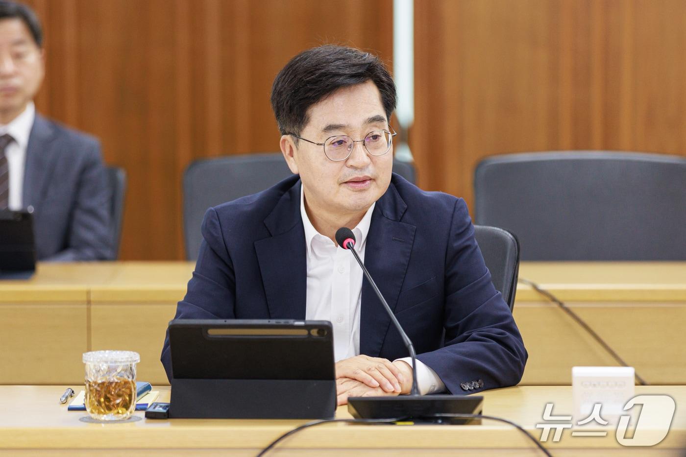 본문 이미지 - 김동연 경기도지사가 2일 도정 주요 간부회의를 주재하고 있다.(경기도 제공. 재판매 및 DB금지)