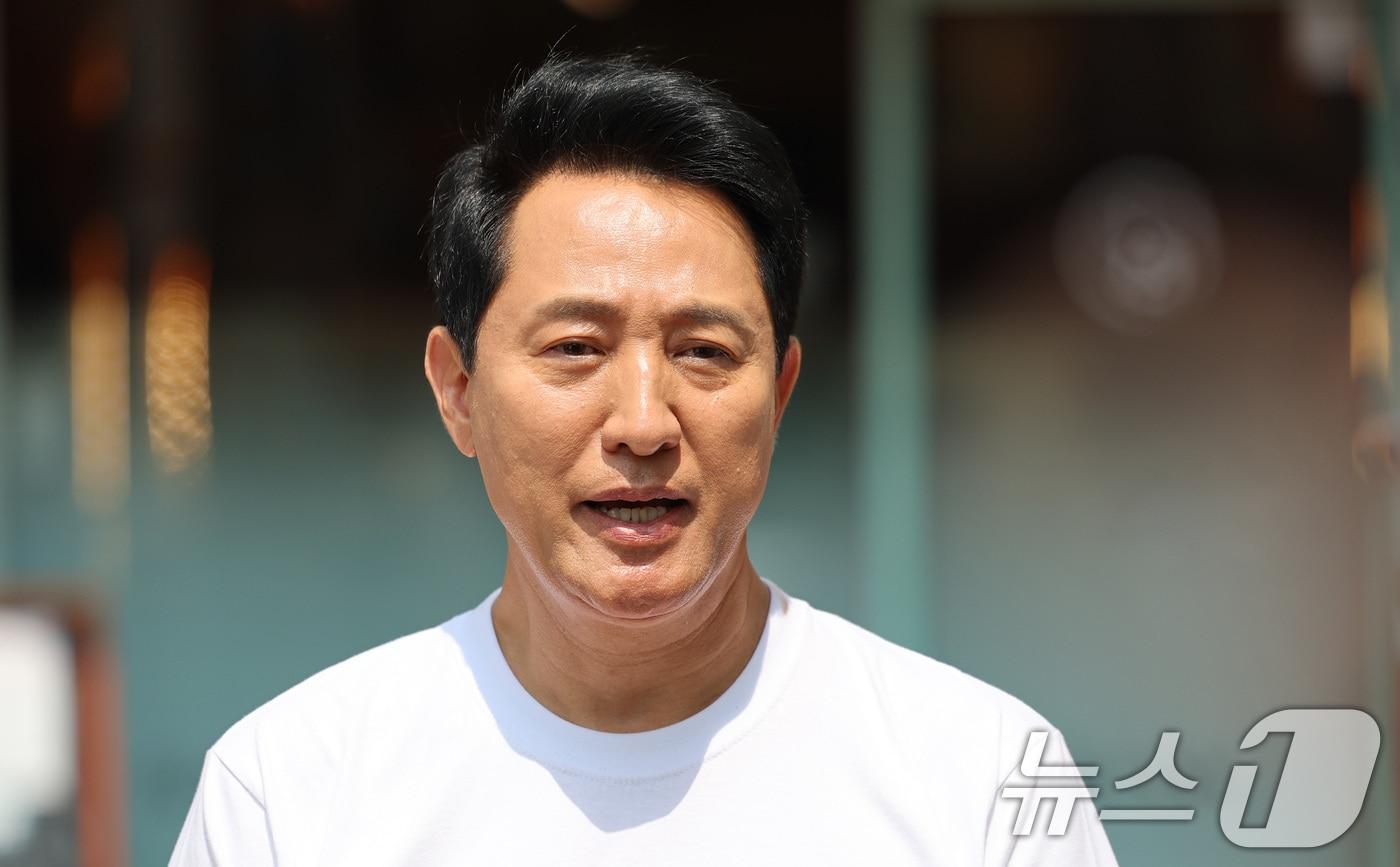 본문 이미지 - 오세훈 국민의힘 서울시장 후보가 2일 서울 양천구 신곡시장에서 릴레이 순회 유세를 앞두고 취재진의 질문에 답하고 있다. 2026.6.2 ⓒ 뉴스1 박지혜 기자