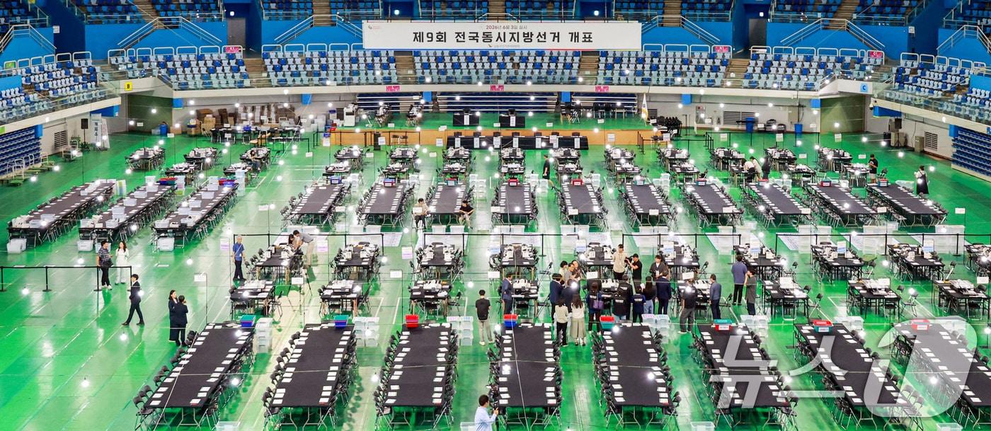 본문 이미지 - 제9회 전국동시지방선거를 하루 앞둔 2일 인천 남동구 남동체육관에 개표소가 마련되고 있다. 2026.6.2 ⓒ 뉴스1 이호윤 기자