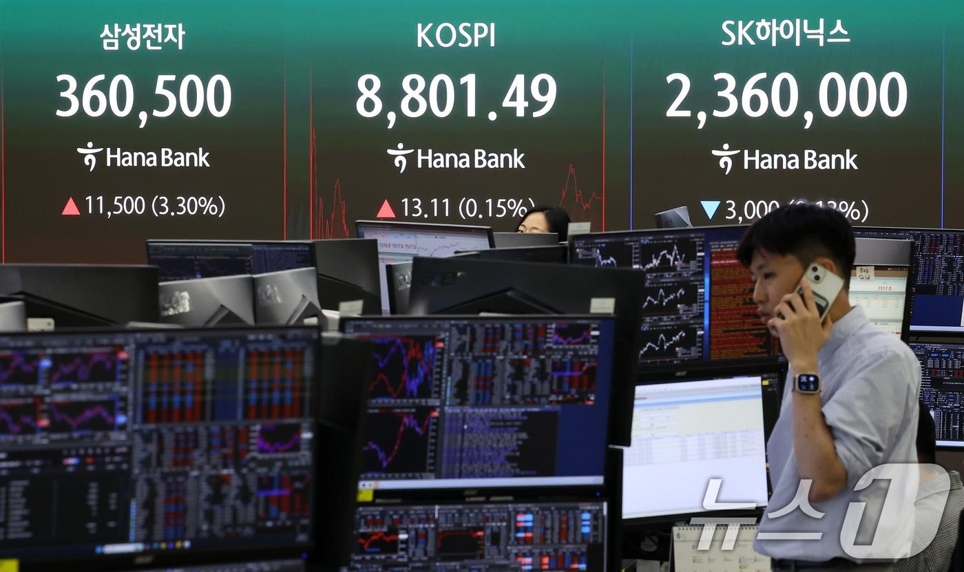 본문 이미지 - 코스피 지수가 8800선을 돌파하며 최고치를 경신한 2일 서울 중구 하나은행 본점 딜링룸 전광판에 종가가 나오고 있다. 2026.6.2 ⓒ 뉴스1 김성진 기자