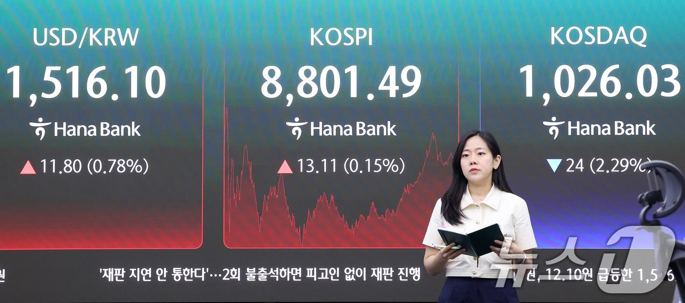 본문 이미지 - 코스피 지수가 8800선을 돌파하며 최고치를 경신한 2일 서울 중구 하나은행 본점 딜링룸 전광판에 종가가 나오고 있다. 2026.6.2 ⓒ 뉴스1 김성진 기자