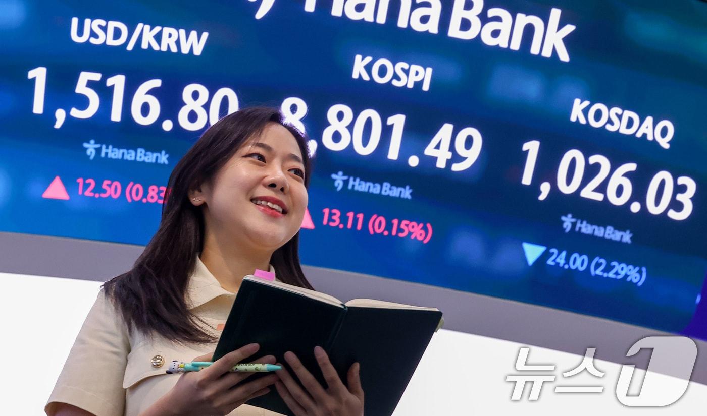 본문 이미지 - 코스피 지수가 8800선을 돌파하며 최고치를 경신한 2일 서울 중구 하나은행 본점 딜링룸 전광판에 종가가 나오고 있다. 이날 코스피는 전일 종가와 비교해 13.11포인트(p)(0.15%) 상승한 8801.49, 코스닥은 전일 대비 24.00포인트(p)(2.29%) 하락한 1026.03로 마감했다. 서울외환시장에서 달러·원 환율은 전일 오후 3시 30분 주간종가 대비 12.1원 오른 1516.4원으로 오후 거래를 마쳤다. 2026.6.2 ⓒ 뉴스1 김성진 기자