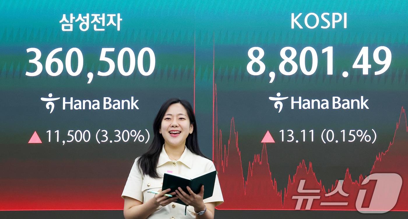 본문 이미지 - 코스피 지수가 8800선을 돌파하며 최고치를 경신한 2일 서울 중구 하나은행 본점 딜링룸 전광판에 종가가 나오고 있다. 이날 코스피는 전일 종가와 비교해 13.11포인트(p)(0.15%) 상승한 8801.49, 코스닥은 전일 대비 24.00포인트(p)(2.29%) 하락한 1026.03로 마감했다. 서울외환시장에서 달러·원 환율은 전일 오후 3시 30분 주간종가 대비 12.1원 오른 1516.4원으로 오후 거래를 마쳤다. 2026.6.2 ⓒ 뉴스1 김성진 기자