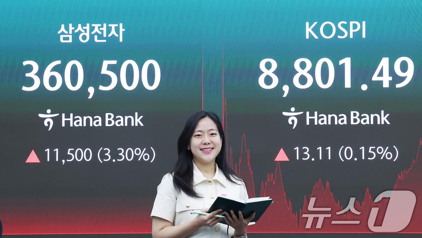 본문 이미지 - 코스피 지수가 8800선을 돌파하며 최고치를 경신한 2일 서울 중구 하나은행 본점 딜링룸 전광판에 종가가 나오고 있다.2026.6.2 ⓒ 뉴스1 김성진 기자