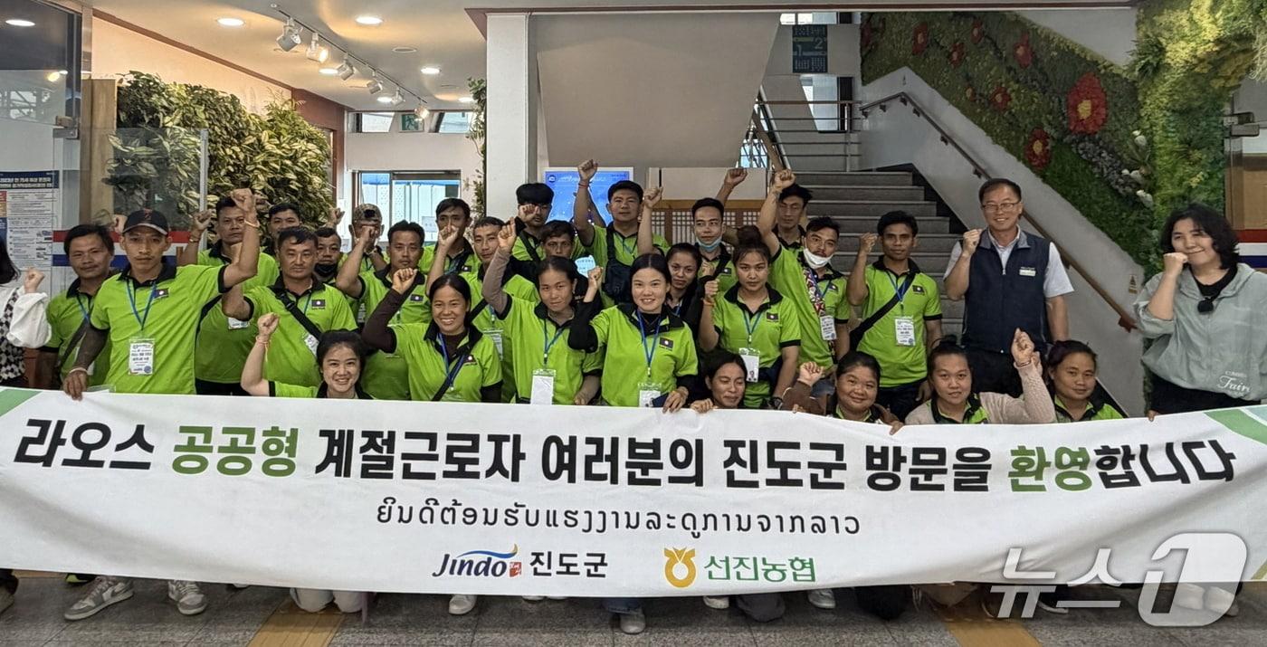 본문 이미지 - 라오스 국적의 공공형 계절근로자들이 기념사진을 찍고 있다.(진도군 제공, 재판매 및 DB금지)/뉴스1 