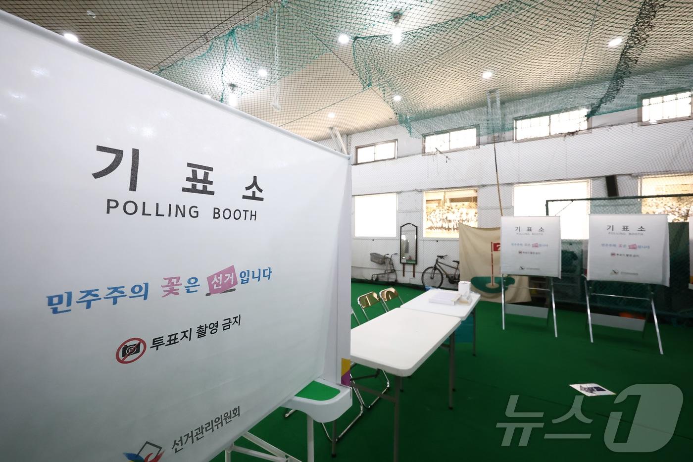 본문 이미지 - 제9회 전국동시지방선거를 하루 앞둔 2일 오후 서울 중구 청구초등학교 실내야구연습장에 설치된 기표소. 2026.6.2 ⓒ 뉴스1 김민지 기자