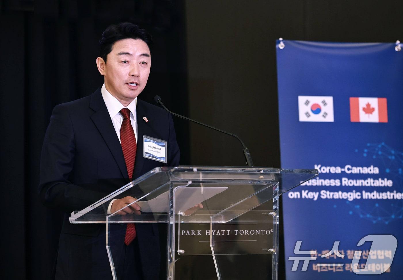 본문 이미지 - 강훈식 대통령비서실장이 지난 1일(현지시간) 캐나다 오타와에서 열린 한-캐 첨단산업협력 비즈니스 라운드테이블에서 발언하고 있다. (강훈식 비서실장 SNS. 재판매 및 DB 금지) 2026.6.2 ⓒ 뉴스1 허경 기자