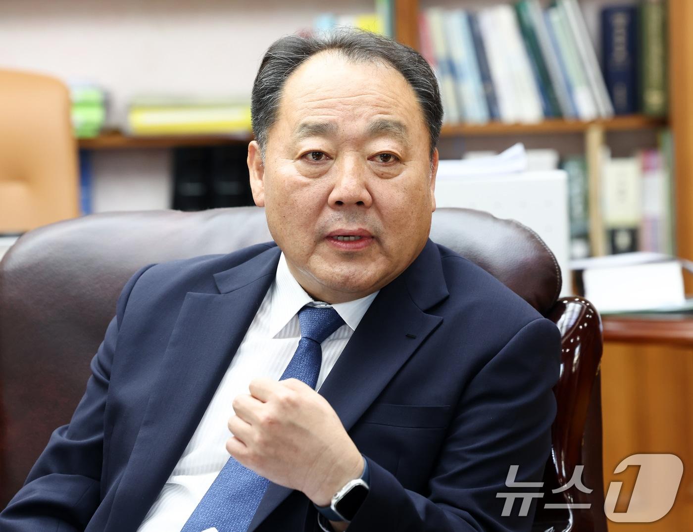 본문 이미지 - 손인혁 헌법재판소 사무처장은 2일 서울 종로구 헌재 집무실에서 진행된 뉴스1과 인터뷰에서  "재판소원은 헌법국가 실현을 위한 최종 단계"라며 '4심제' 우려에 대해서는 "실질을 도외시한 오해"라고 말했다. ⓒ 뉴스1 최지환 기자
