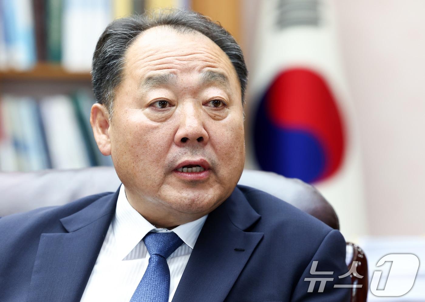 본문 이미지 - 손인혁 헌법재판소 사무처장은 2일 서울 종로구 헌재 집무실에서 진행된 뉴스1과 인터뷰에서 "헌법재판연구원의 교육기능을 강화해 12·3 계엄 사태와 같은 일이 발생하지 않도록 공직자나 일반 시민들에 대한 교육을 강화할 필요성이 있다"고 말했다. ⓒ 뉴스1 최지환 기자