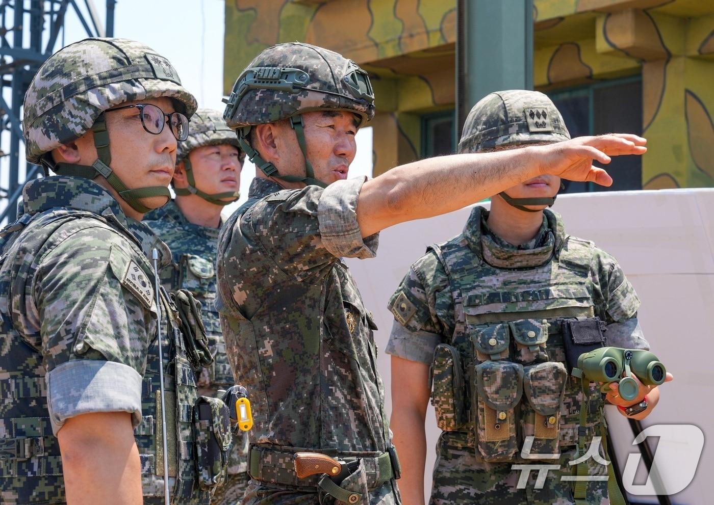 본문 이미지 - 진영승 합동참모본부 의장이 2일 해병대 제2사단을 방문, 경계작전태세를 점검하고 있다. 2026.6.2 /ⓒ 뉴스1(합동참모본부 제공. 재판매 및 DB금지) 