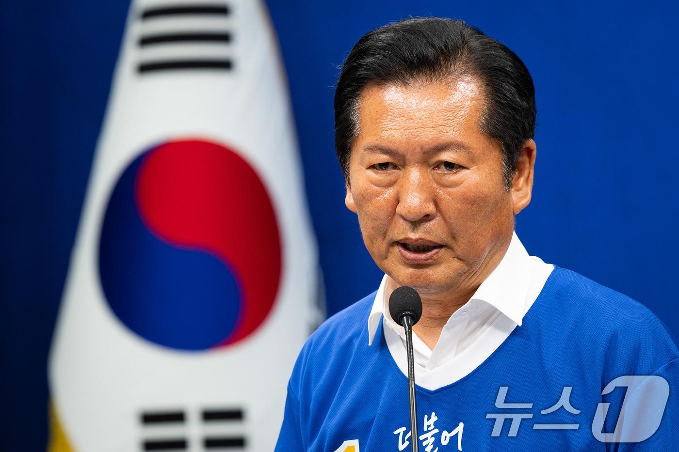 본문 이미지 - 정청래 더불어민주당 대표가 6·3 지방선거 및 국회의원 재보궐 선거 본투표를 하루 앞둔 2일 서울 여의도 국회에서 대국민 투표 호소 기자회견을 하고 있다. 2026.6.2 ⓒ 뉴스1 유승관 기자