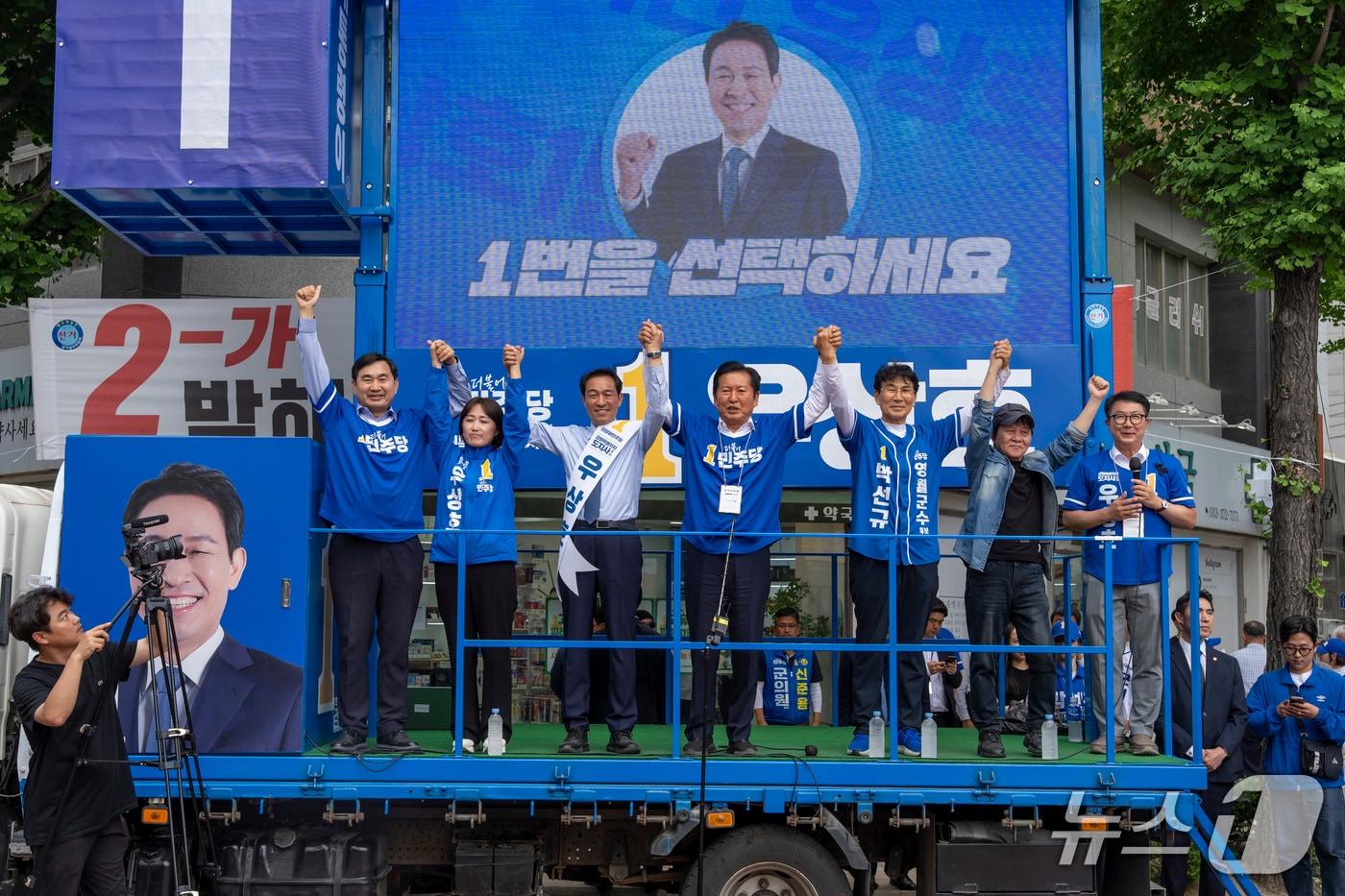 본문 이미지 - 우상호 더불어민주당 강원특별자치도지사 후보가 선거일을 하루 앞둔 2일 오후 영월 농협사거리 앞에서 영월 지역 민주당 후보들과 함께 총력 합동유세를 펼치고 있다.(우상호후보캠프 측 제공. 재판매 및 DB금지)/뉴스1