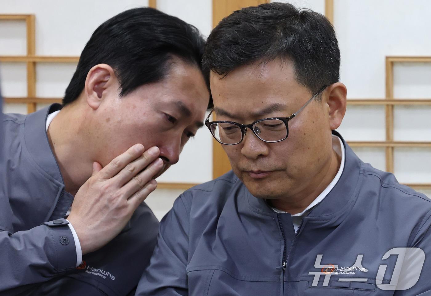 본문 이미지 - 손재일 한화에어로스페이스 대표이사가 2일 대전 유성구청 재난안전대책본부에서 열린 한화에어로스페이스 대전사업장 폭발사고 언론 브리핑에서 직원과 대화하고 있다. 2026.6.2 ⓒ 뉴스1 김기태 기자