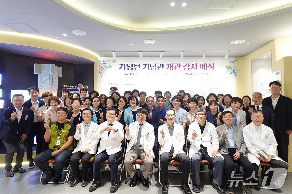 본문 이미지 - 광주기독병원 관계자들이 2일 '카딩턴 기념관' 개관식을 열고 기념사진을 촬영하고 있다.(사진=광주기독병원 제공) 2026.6.2