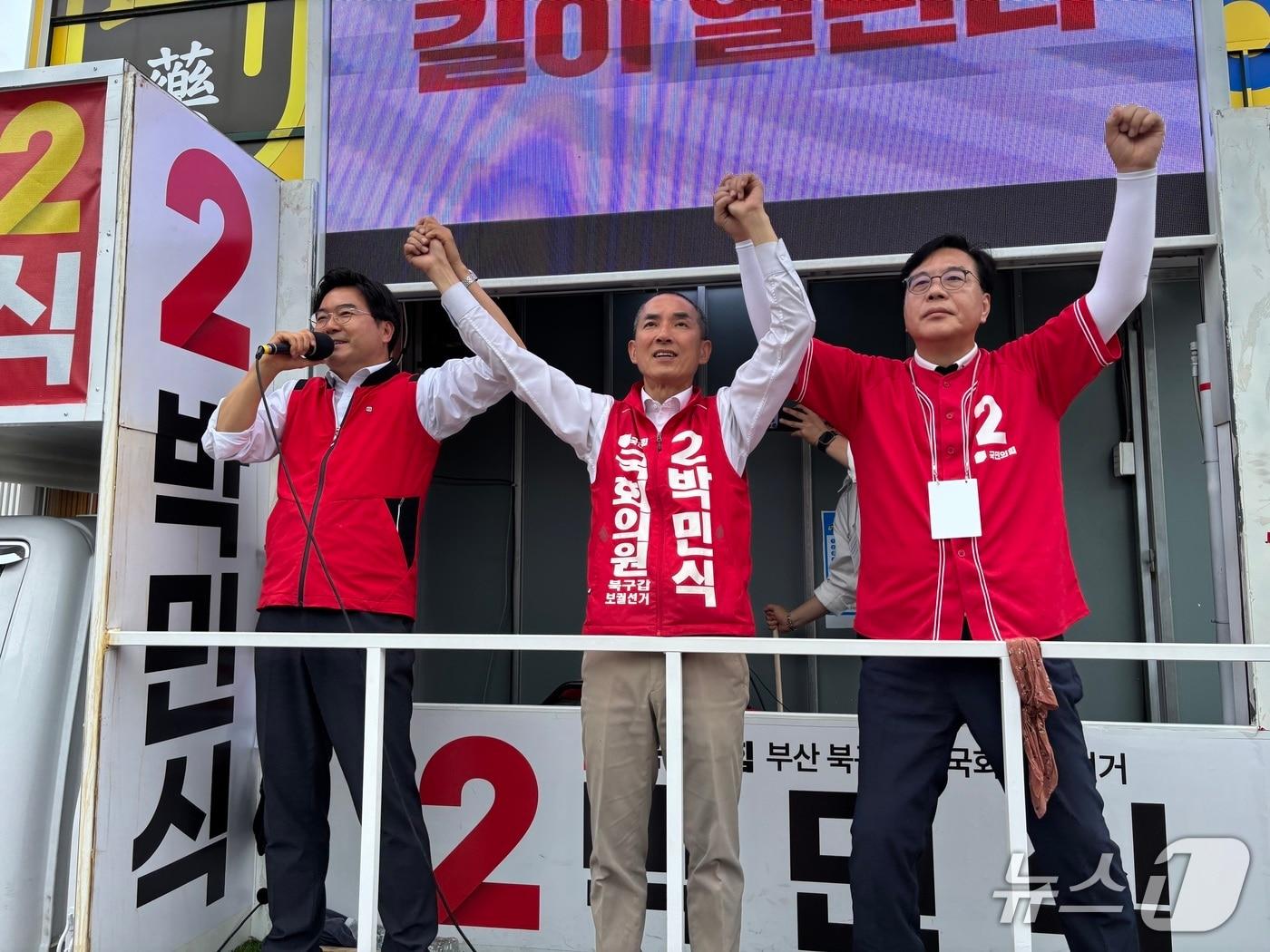 본문 이미지 - 2일 송언석 국민의힘 원내대표는 부산 북구갑 국회의원 보궐선거에 출마한 박민식 후보의 피날레 유세에 참석해 지지를 호소했다. 왼쪽부터 이영풍 공동선대위원장, 박민식 후보, 송언석 원내대표. 2026.6.2 ⓒ 뉴스1 홍윤 기자