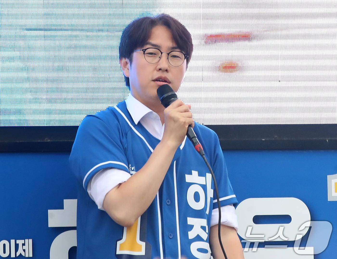 본문 이미지 - 하정우 더불어민주당 부산 북구갑 국회의원 후보가 제9회 전국동시지방선거 및 국회의원 재보궐선거를 하루 앞둔 2일 부산 북구 구포대교 사거리에서 마지막 집중 유세를 하고 있다. 2026.6.2 ⓒ 뉴스1 윤일지 기자
