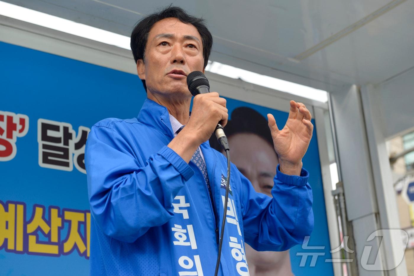 본문 이미지 - 공식선거운동 마지막 날인 2일 박형룡 더불어민주당 후보가 대구 달성군 국회의원 보궐선거 피날레 유세 현장에서 지지를 호소하고 있다.2026.6.2 ⓒ 뉴스1 이성덕 기자