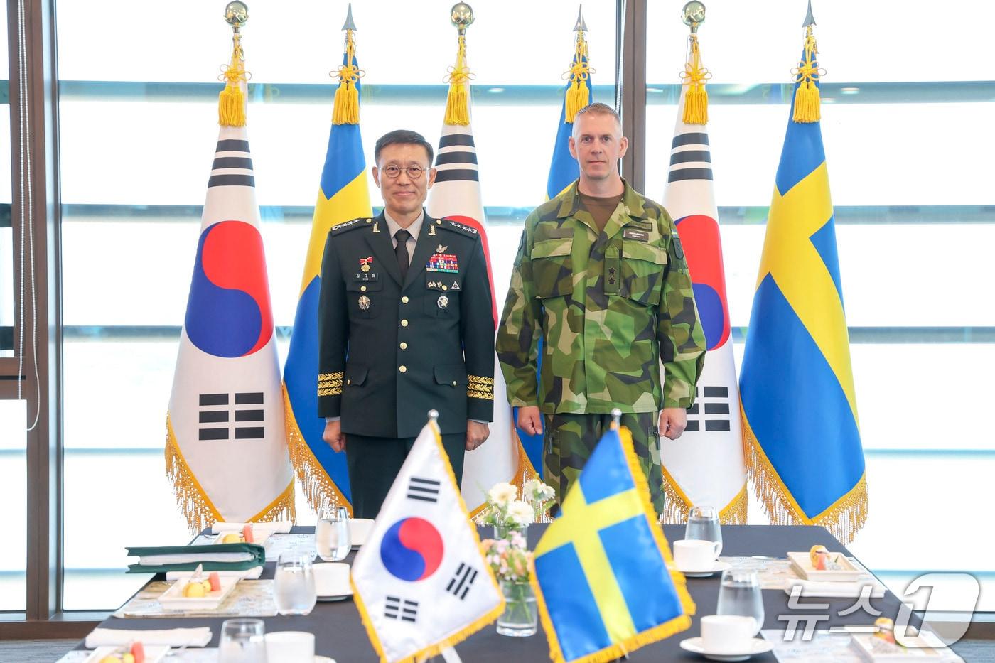 본문 이미지 - 2일 김규하 육군참모총장이 서울 용산 로카우스에서 요니 린드포스 스웨덴 육군사령관과 기념촬영을 하고 있다. (육군 제공)