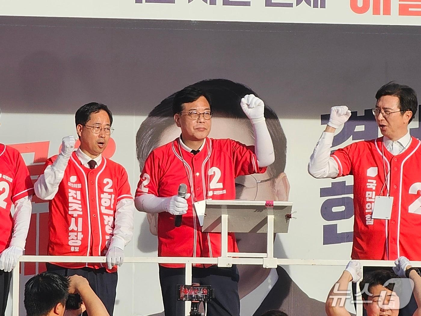 본문 이미지 - 송언석 국민의힘 공동선대위원장이 2일 진주자유시장에서 국민의힘 출마 후보자들의 지지 유세를 하고 있다. 2026.6.2/뉴스1 한송학기자