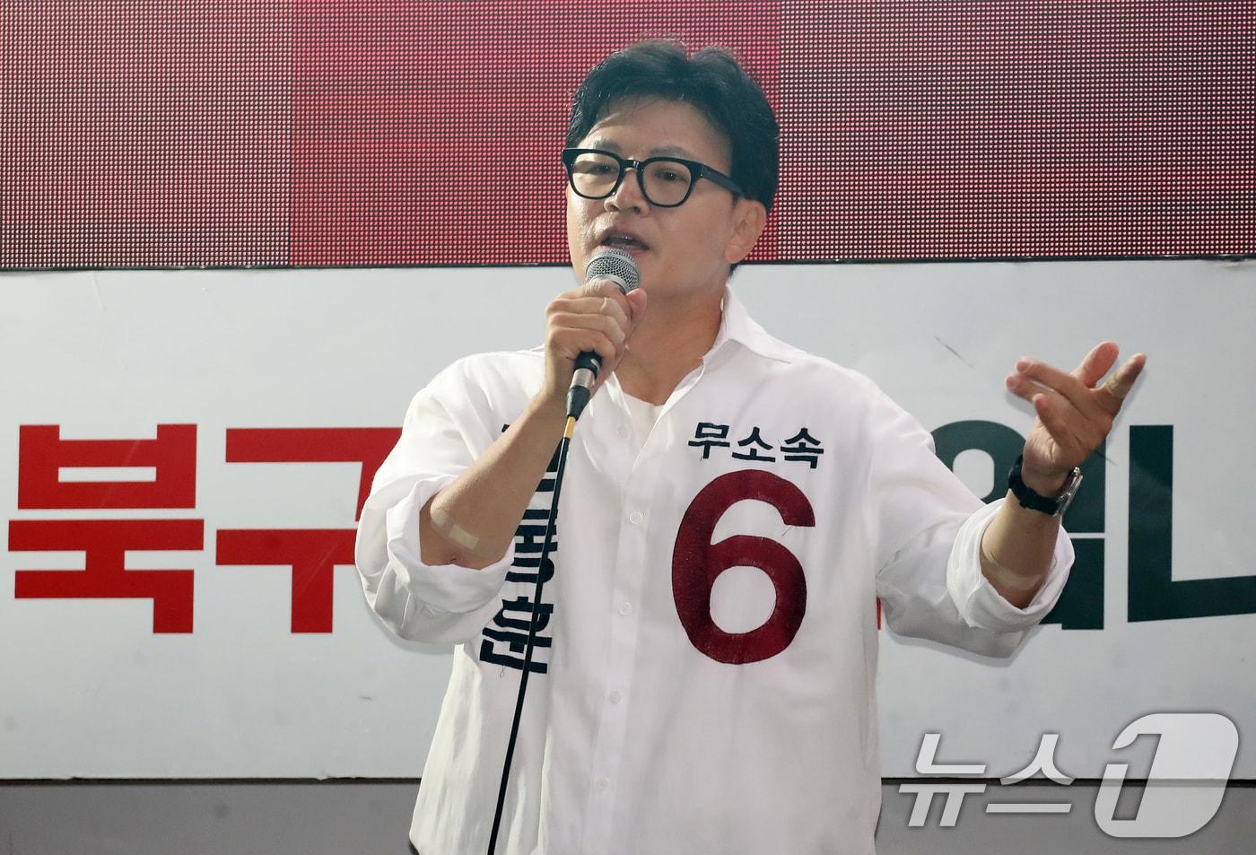 본문 이미지 - 한동훈 무소속 부산 북구갑 국회의원 후보가 제9회 전국동시지방선거 및 국회의원 재보궐선거를 하루 앞둔 2일 부산 북구 구포시장 인근 쌈지공원에서 피날레 유세를 하고 있다. 2026.6.2 ⓒ 뉴스1 윤일지 기자