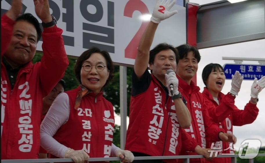 본문 이미지 - 조현일 경산시장 후보가 공식 선거운동 마지막날인 2일 오후 시청네거리에서 국힘 후보 압승을 호소하고 있다. (조현일 캠프 제공. 재판매 및 DB금지)/뉴스1