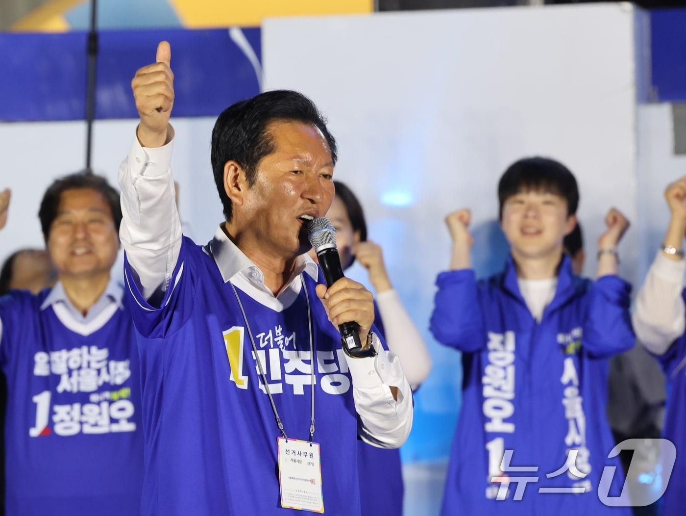 본문 이미지 - 정청래 더불어민주당 대표가 2일 오후 서울 청계광장에서 정원오 서울시장 후보에 대한 지지를 호소하고 있다. ⓒ 뉴스1 황기선 기자