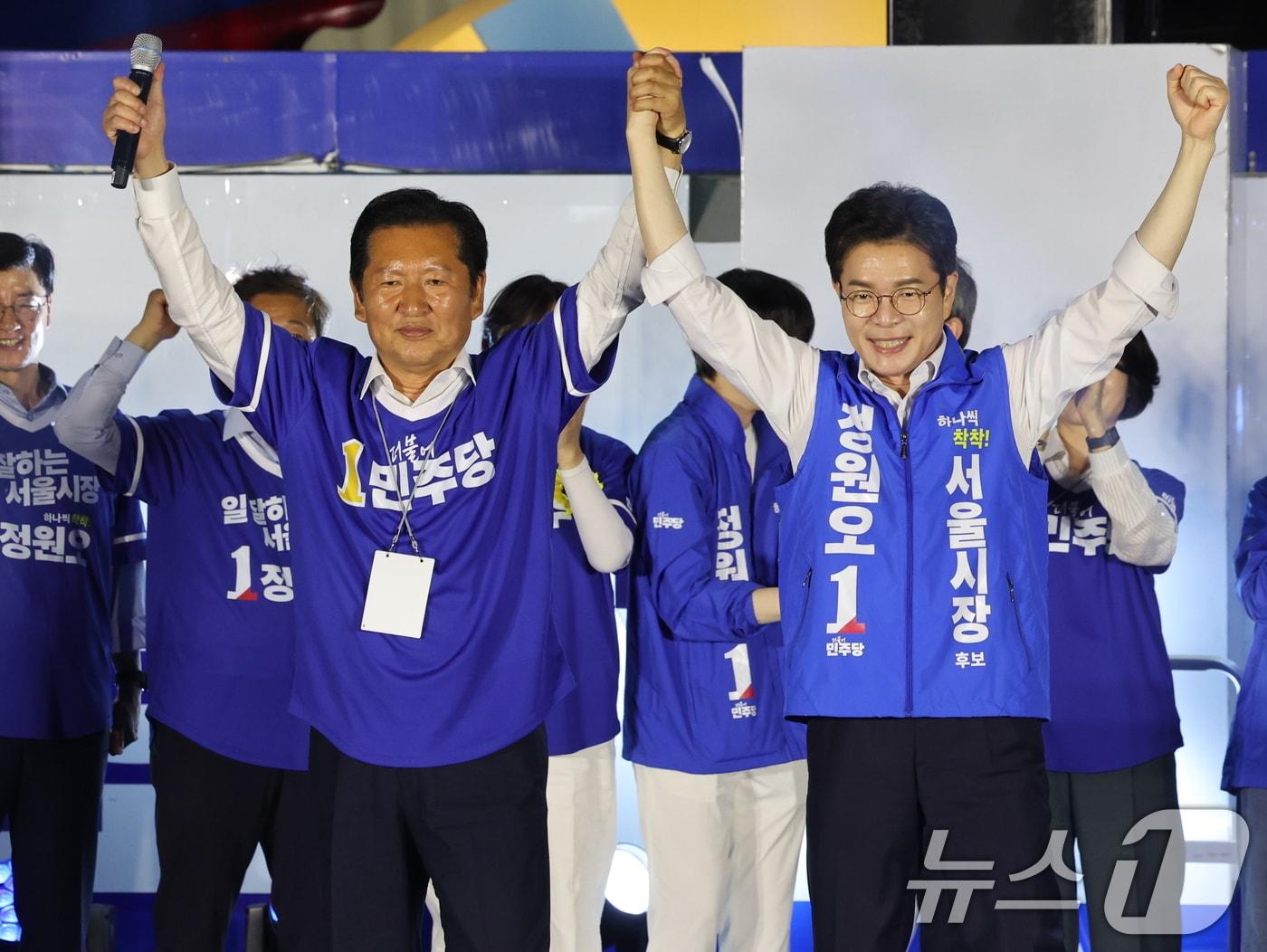본문 이미지 - 더불어민주당 정청래 대표와 정원오 서울시장 후보가 2일 오후 서울 청계광장에서 열린 파이널 유세에서 지지를 호소하고 있다. ⓒ 뉴스1 황기선 기자