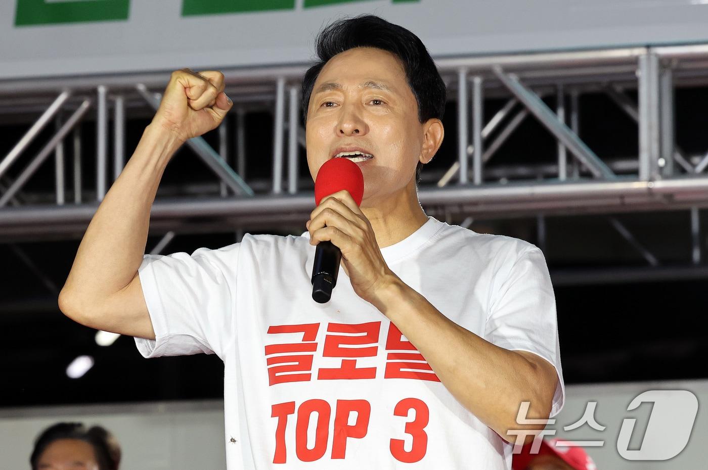 본문 이미지 - 오세훈 국민의힘 서울시장 후보가 2일 서울 서대문구 신촌역 스타광장에서 열린 파이널 유세에서 지지를 호소하고 있다. 2026.6.2 ⓒ 뉴스1 박지혜 기자