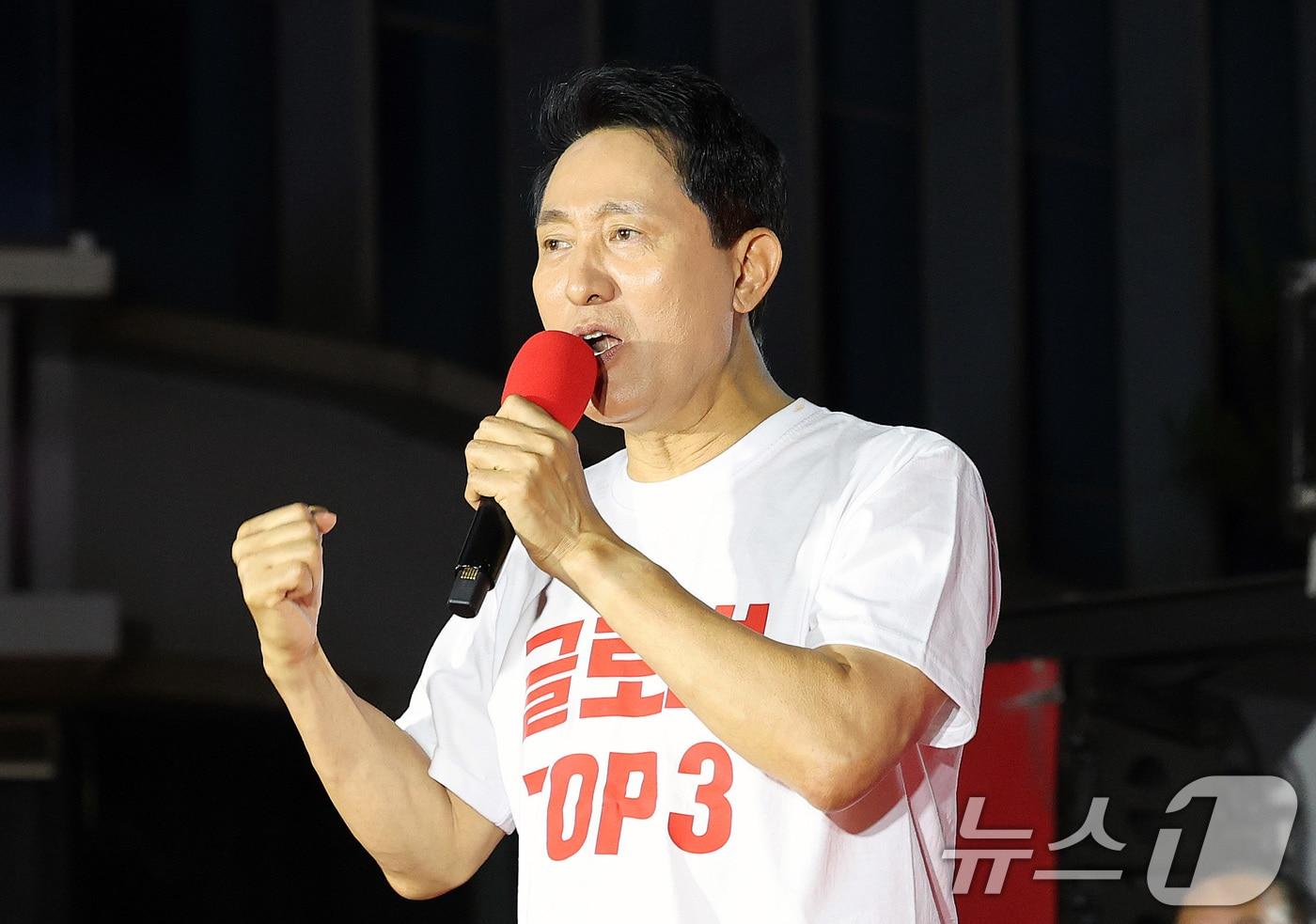 본문 이미지 - 오세훈 국민의힘 서울시장 후보가 2일 서울 서대문구 신촌역 스타광장에서 열린 파이널 유세에서 지지를 호소하고 있다. 2026.6.2 ⓒ 뉴스1 박지혜 기자