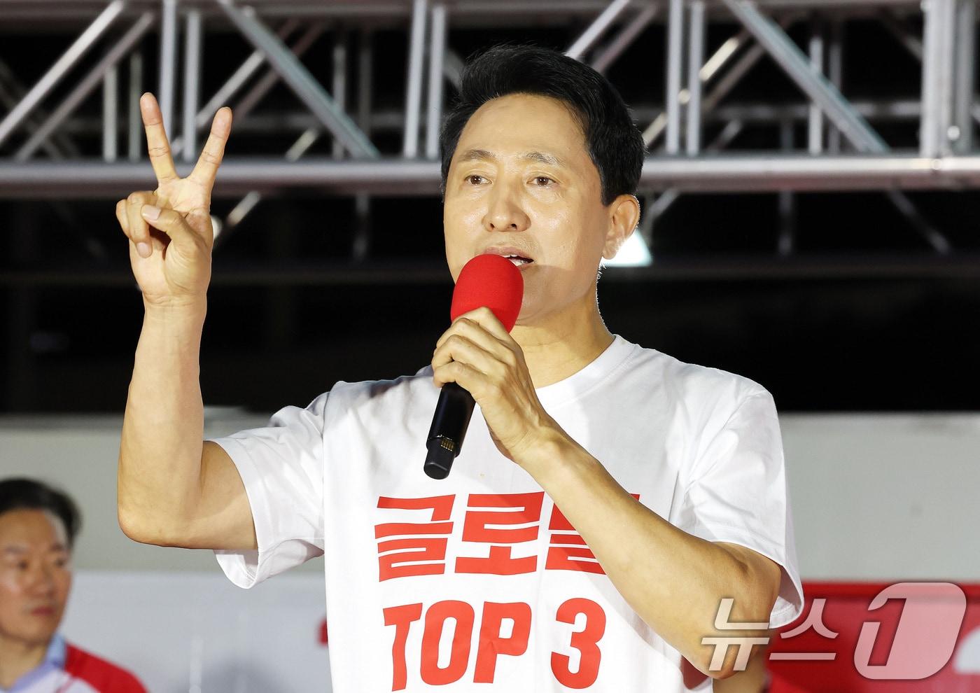 본문 이미지 - 오세훈 국민의힘 서울시장 후보가 2일 서울 서대문구 신촌역 스타광장에서 열린 파이널 유세에서 지지를 호소하고 있다. 2026.6.2 ⓒ 뉴스1 박지혜 기자