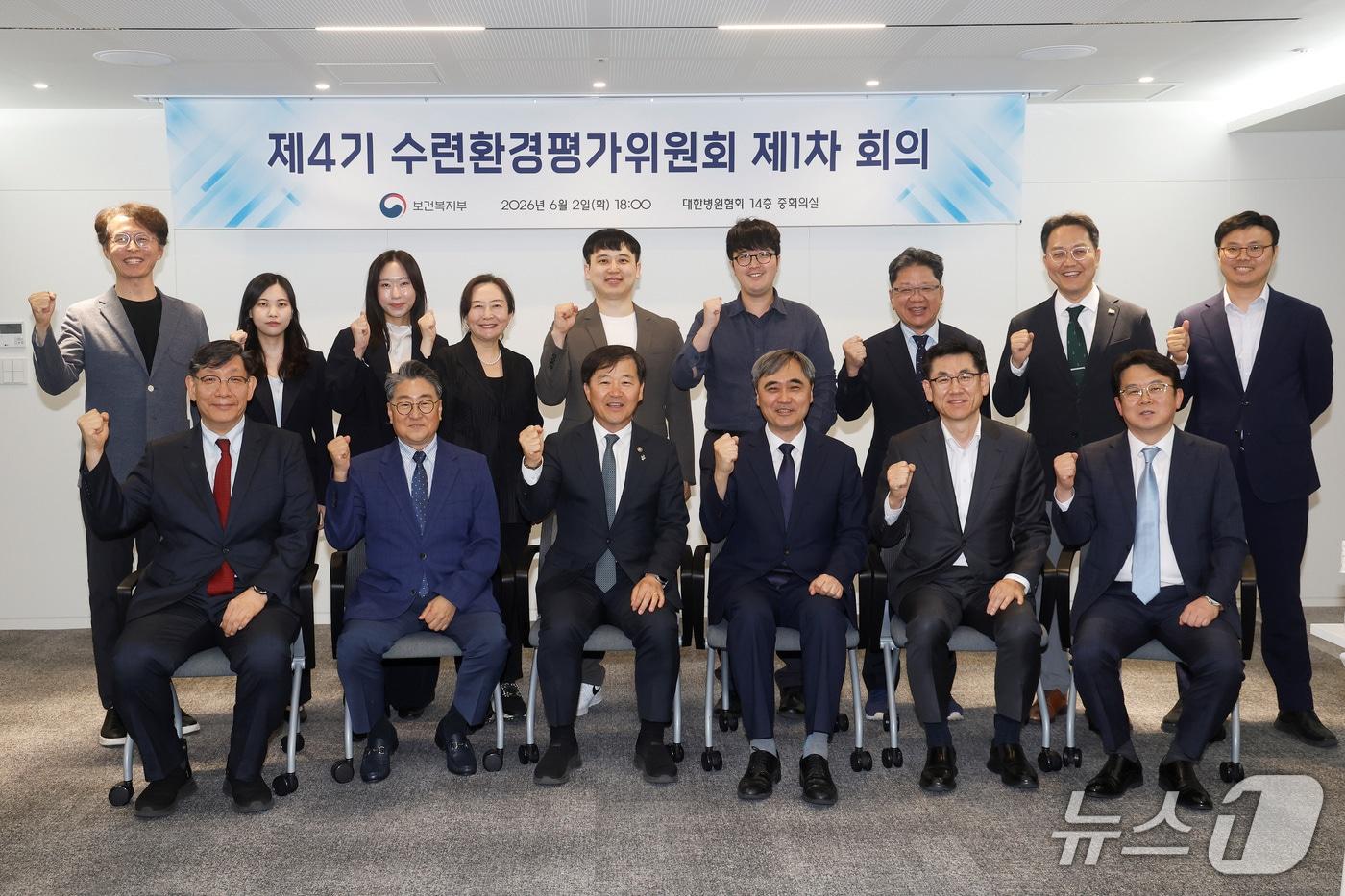 본문 이미지 - 보건복지부는 전공의법에 따라 제4기 수평위를 새로 구성한 뒤 2일 오후 6시 30분 서울 마포구 대한병원협회(병협)에서 제1차 회의를 진행했다고 밝혔다.(보건복지부 제공)