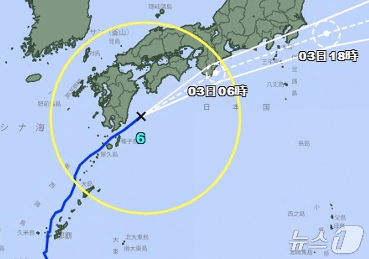 본문 이미지 - 제6호 태풍 '장미'가 2일 오후 7시 현재 일본 규슈 남동쪽 해상에서 북동진하고 있다. (일본 기상청 홈페이지)