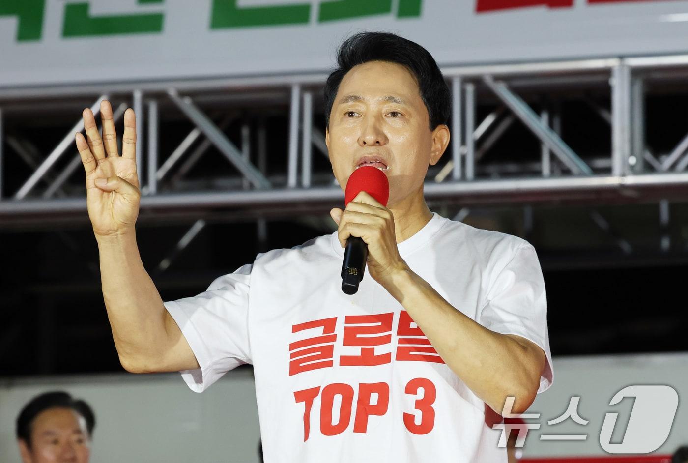 본문 이미지 - 오세훈 국민의힘 서울시장 후보가 지난 2일 서울 서대문구 신촌역 스타광장에서 열린 파이널 유세에서 지지를 호소하고 있다. 2026.6.2 ⓒ 뉴스1 박지혜 기자