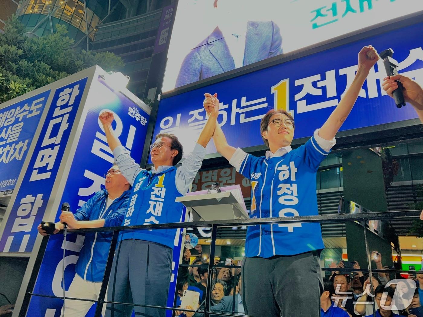본문 이미지 - 전재수 후보와 하정우 후보가 유세 차량 위에 함께 올라 손을 들어 보이며 피날레 유세에 모인 시민들에게 지지를 호소하고 있다.2026.6.2 ⓒ 뉴스1 이주현 기자